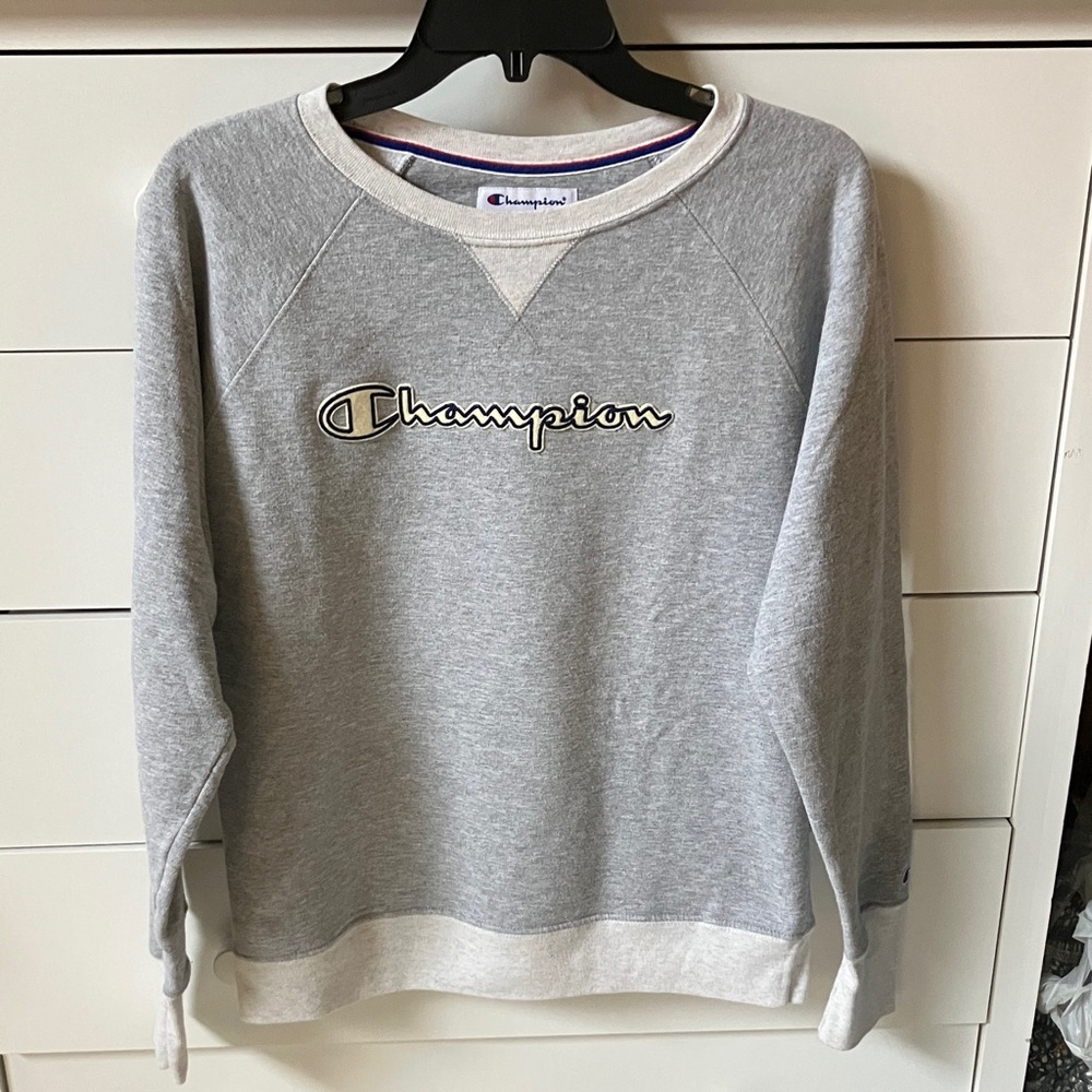 🏆 CHAMPION WOMENS SIZE MEDIUM GRAY CREWNECK SWEATSHIRT